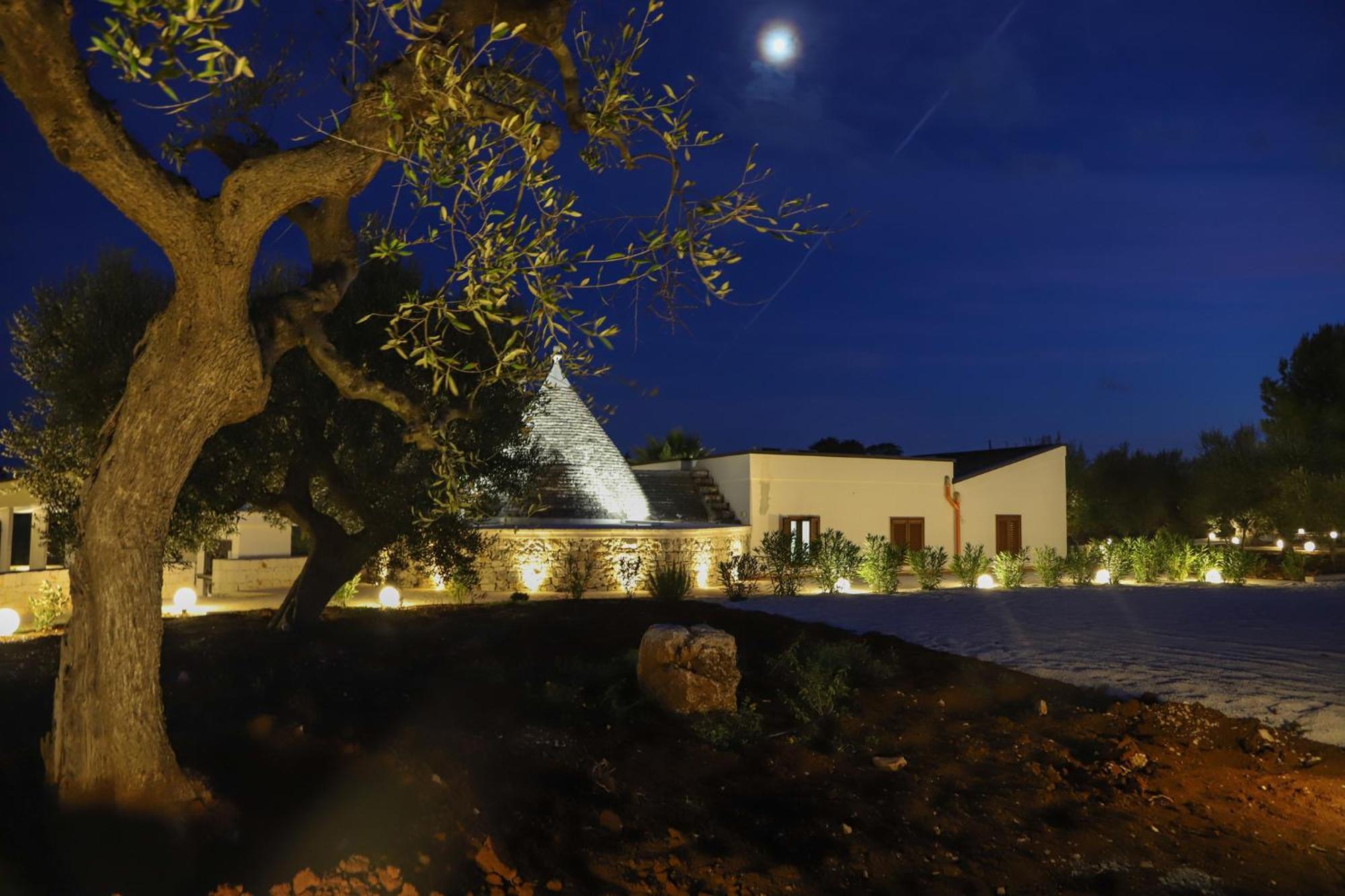 Td Trulli Saveni Trulli With Pool Near The Centre Villa Castellana Grotte Exterior photo